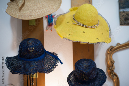 Cappelli in paglia colorati
