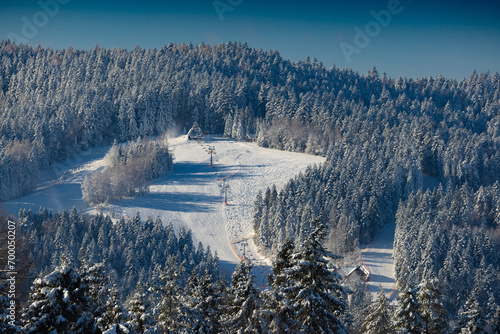 Stacja narciarska Master-Ski w Tyliczu zimą. Piękny, zimowy krajobraz.