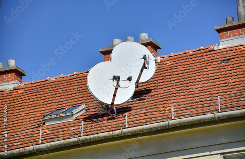Dach, Hausdach, Satellitenantenne, Sat, Satellit, Schüssel, Antenne, Sat-Schüssel, Antennen, Dachziegel, rot, Empfang, DVB-S, DVB-S2, SD, HD, Astra, Empfangsantenne, LNB, Multifeed, Multifeed-Antenne,