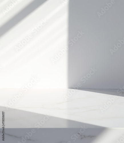 Fondo de pared blanca con luz de la ventana y contraste de sombras.