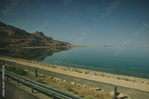 Widok na Morze Martwe w Izraelu podczas jazdy autokarem przez okno w czasie pielgrzymki.