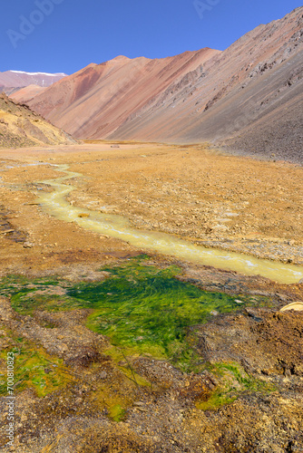Vista montañosa con río amarillo en Chilecito La rioja - Mina La Mexicana