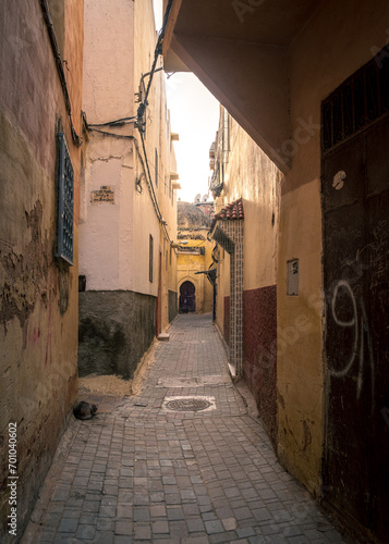 モロッコの古都メクネスの路地裏の風景