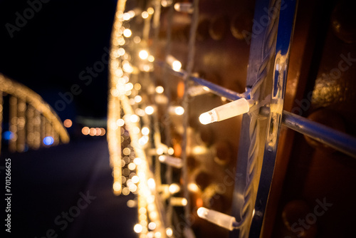 Ozdoby świąteczne w mieście, lampki na przęśle mostu.