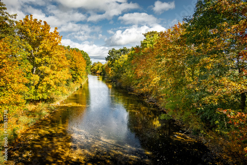 Flusslauf im Herbst
