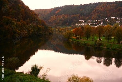 Herbstblick über de Neckar mit Spiegelung der Bäume