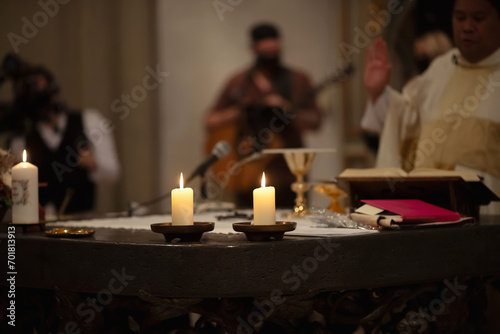 Ein Altar mit Kerzen in einer katholischen Kirche während einer Trauung. 