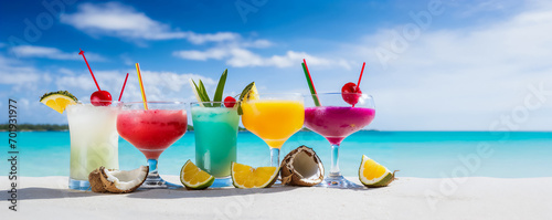 cocktails de bienvenue sur une plage de sable blanc et une mer turquoise