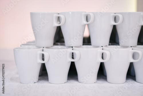 białe proste filiżanki do kawy