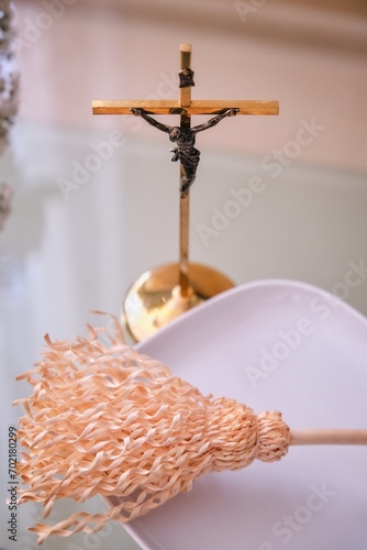 krzyż, woda święcona i kropidło
