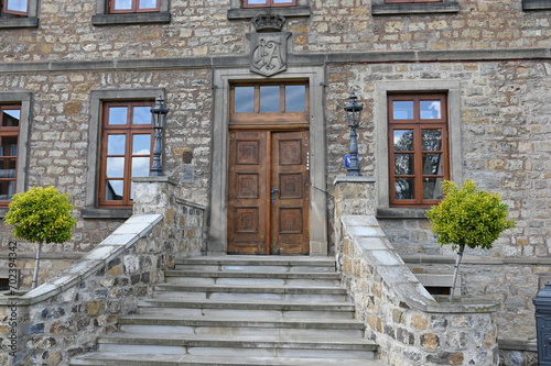 Historisches Sandsteingebäude mit repräsentativem Eingangsportal in Lauenau