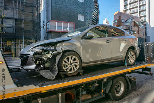 レッカー移動される事故車