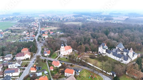 Widok Gminy Dąbrowa z wysokości 120 m. Pałac, Kościół i główna ulica.