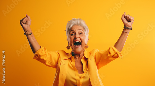 Le bonheur d'une vieille femme, arrière-plan orange