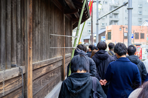 古い町並みで行列を作る人々