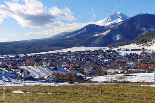 Widok na miejscowość górską Lendak i Wysokie Tatry na Słowacji.
