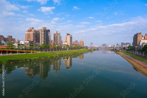 台湾 台北市 レインボー橋から眺める基隆河と台北の街並み