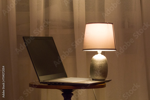 Noc, praca za laptopem, lampa, światło.