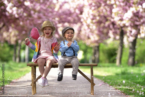 zwei fröhliche Kinder im Park