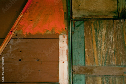 Zrujnowany budynek przemysłowy, Śląsk, Polska kolorowe drzwi drewniane