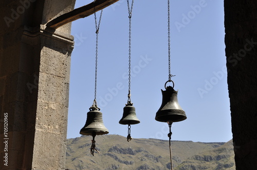 Dzwony wiszące w świątynii