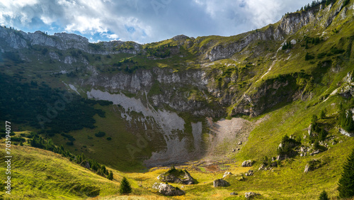 Ein Kessel umrundet von steilen Wänden in den Alpen