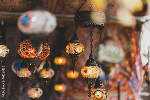 Lámparas de cristal con colores llamativos de influencia arabe