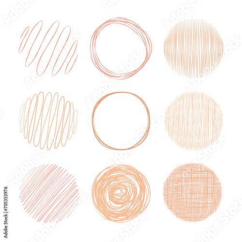 Zestaw ręcznie rysowanych kół. 9 okrągłych kształtów z linii w kolorze peach fuzz.