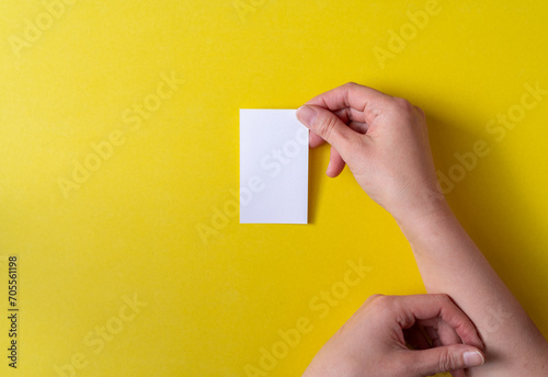 空白のカードを持つ人の手元