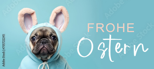 Frohe Ostern Konzept Feiertag Grußkarte - Cooles süße französische Bulldogge, trägt einen Jogginganzug mit Hasenhasenohren, isoliert auf blauem Hintergrund