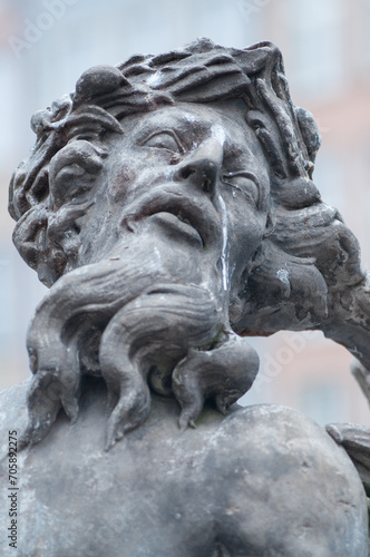 Kamienna rzeźba obok Fontanny Neptuna w Gdańsku.