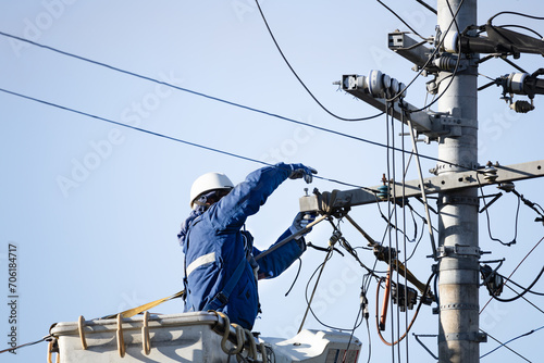 屋外電気工事 送配電電線工事作業 工事中