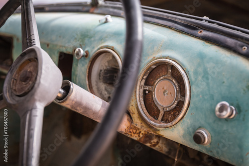 Rostiges Cockpit samt Tacho und Lenkrad eines Autowracks