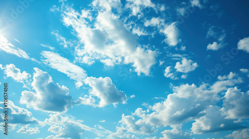 ciel bleu ensoleillé avec quelques nuages blanc, beau temps