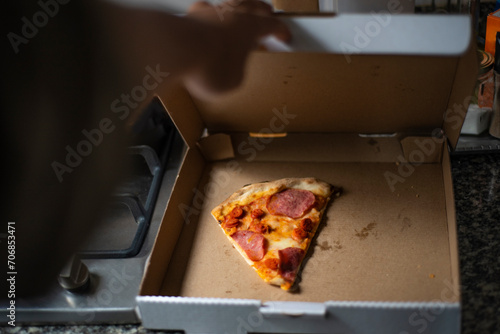 Comida. El ultimo trozo de pizza de la caja.