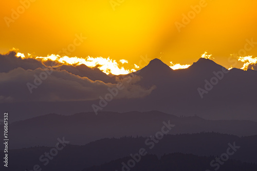 Tatry spod Bacówki nad Wierchomlą o zachodzie słońca jesienią.. Widok na niebo i góry.