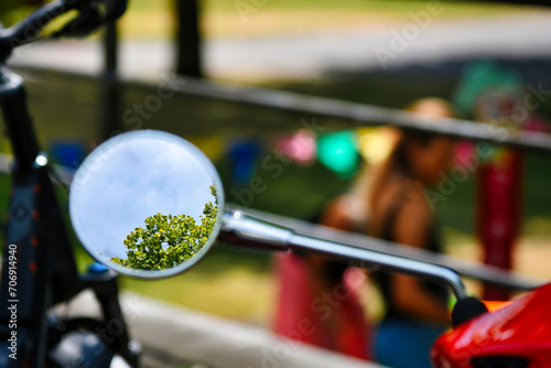 Motorradspiegel, Rückspiegel, wolke und baum im Spiegel, bokeh, copyspace, Person im hintergrund
