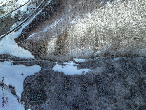 Lot nad Leluchowem w pierwszym śniegu w listopadzie. Krajobraz w śniegu.
