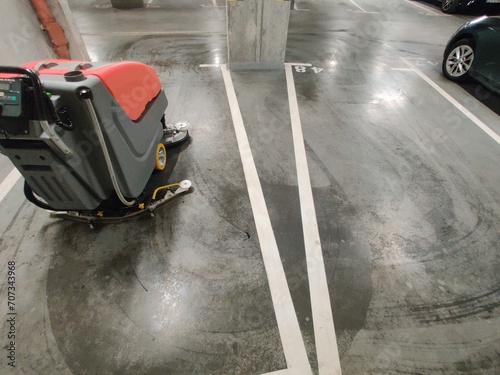 Cleaning floors with professional equipement