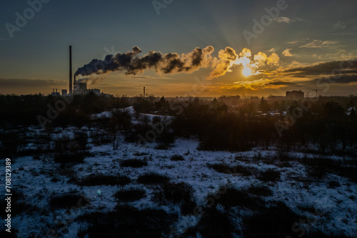 Elektrociepłownia Łęg w Krakowie. Widok z drona nad Wisłą w dzielnicy Dąbie