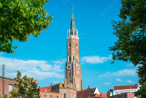 Katholische Pfarrkirche St Jodok in Landshut an einem Tag im Sommer