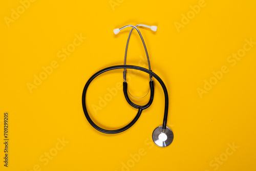 Stethoskop liegend vor einfarbigen Hintergrund
