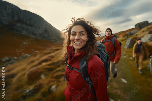 mujer joven excursionista haciendo senderismo en la montaña
