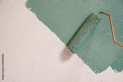Roller Brush Painting, Cutter painting circle on the surface wall, replaced with green color paint