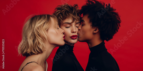 Love Triangle | Polyamores Paar küsst zu dritt