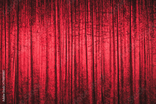 Roter Vorhang auf Bühne aus Samt