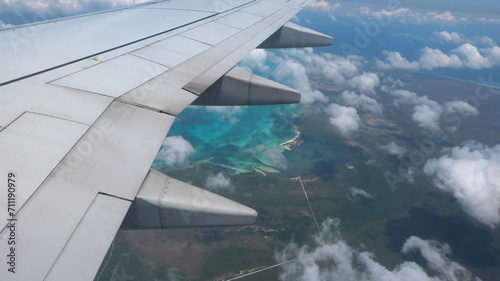 vista desde el avión de una playa paradisiaca