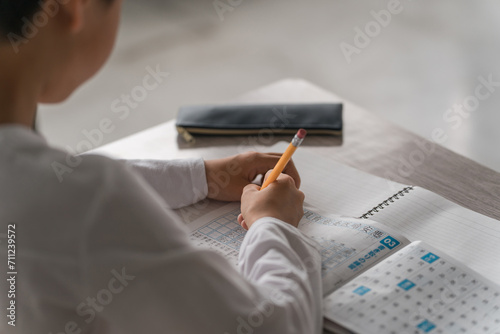 宿題で漢字の書き取りをする小学生の男の子（ドリル・予習・復習・勉強） 