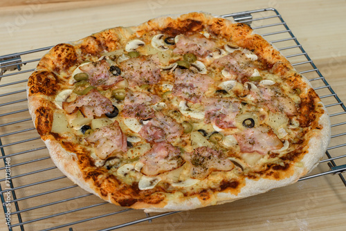 Domowa pizza na zakwasie żytnim z pieczarkami, oliwkami i bekonem 