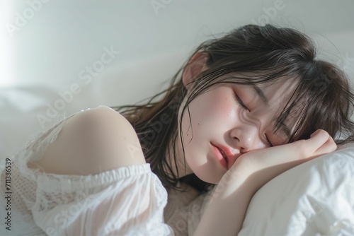 ベッドで寝ている日本人女性のポートレート（睡眠・うたたね・寝る・快眠・休息）